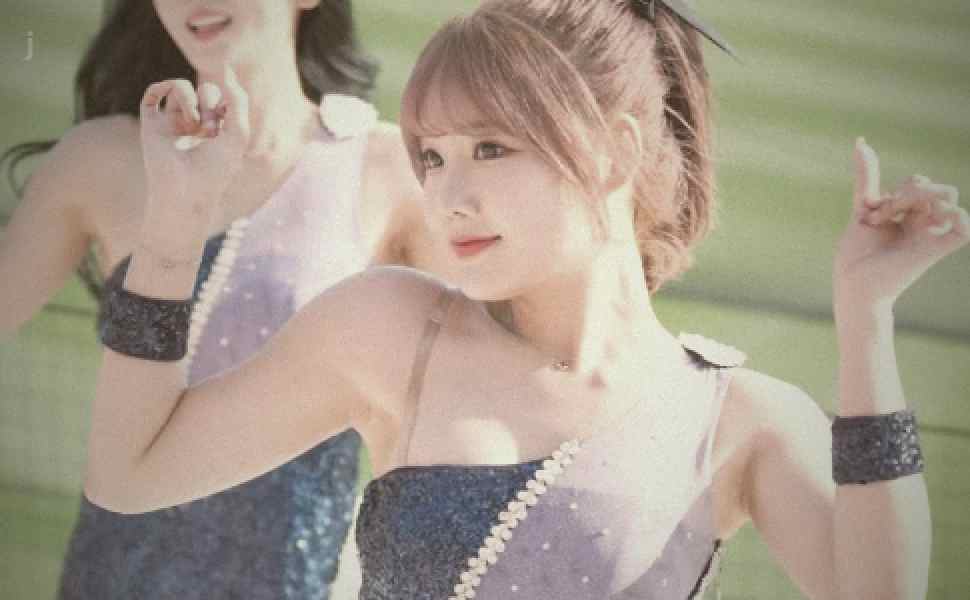 从TikTok女神到网黄：20岁混血尤物Catsara户外激情视频引爆热议