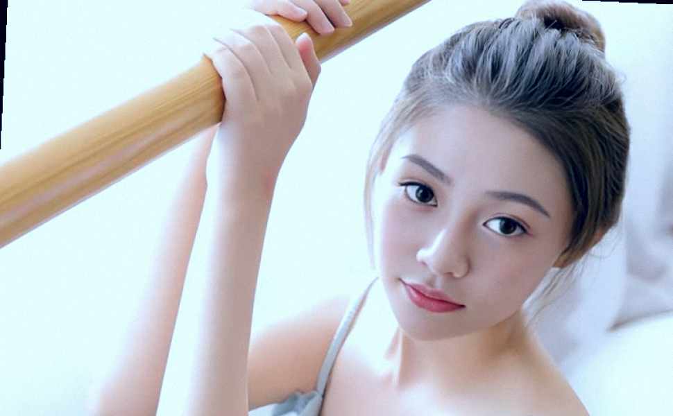 叔嫂瑜伽场景引发争议，伦理底线再受挑战