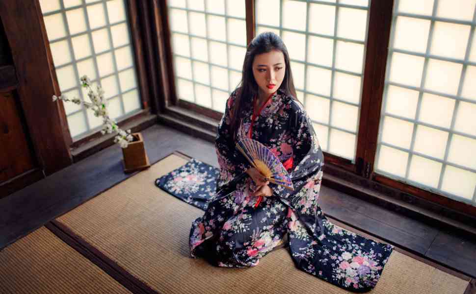 惊！抖音370万粉丝网红木木在莉莉岛厕所遇针孔偷拍，黄色冲锋衣下秘密瞬间曝光