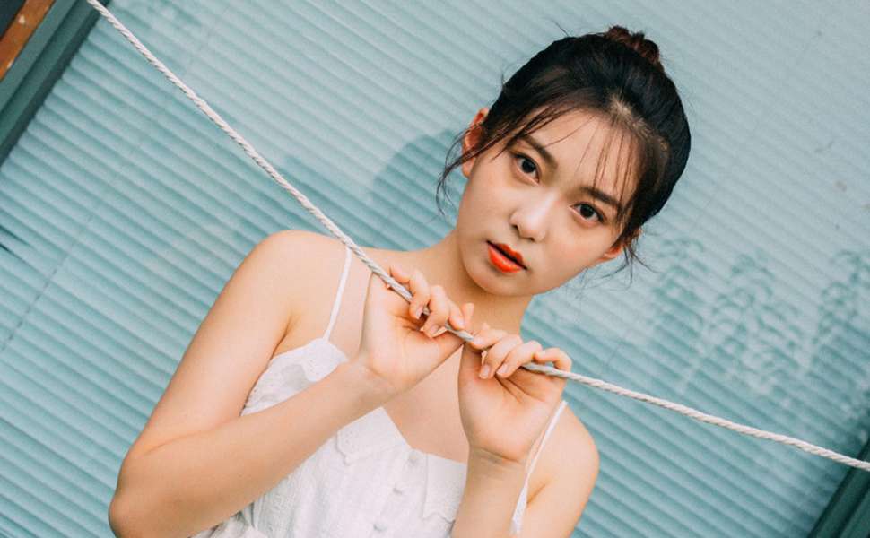 户外调教视频引发热议：高颜值女性在公共场所被塞入遥控跳蛋，路人视角记录全程