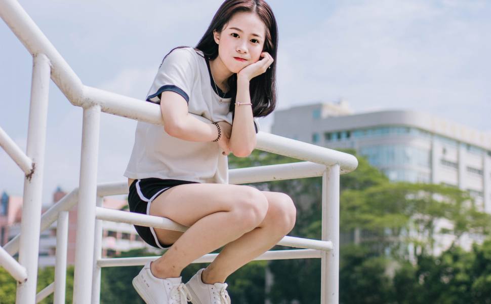 公园凉亭惊现全裸换衣女，老大爷看傻眼：这反差太大了