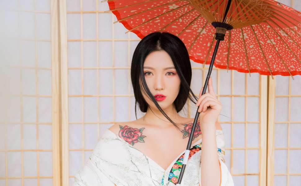 从春晚舞台到塌房边缘：金晨绍兴驾车事故惹争议，肇事逃逸、助理顶包、骗保疑云全曝光，交警已立案