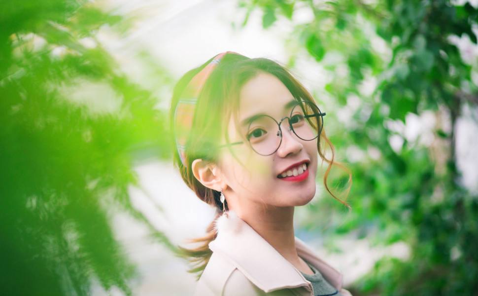 俄罗斯猎奇视频引热议：厨房内恋人上演重口味戏码，呕吐物成焦点