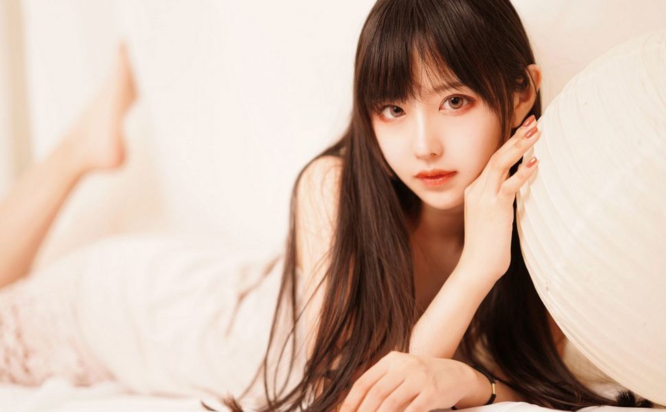 神仙主人待遇？妹子与小黑狗大尺度互动视频引爆网络，网友直呼人不如狗