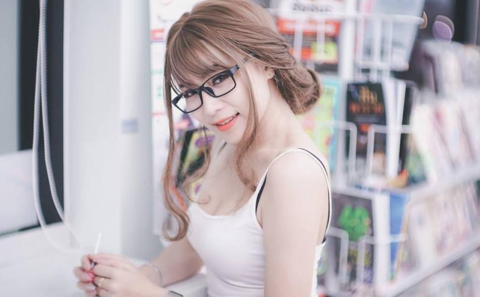 月薪1200刀的英国穷鬼，把四川95后女友当战利品炫耀？舔狗美女惨变社交平台笑柄！